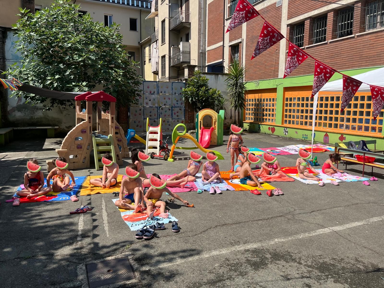 Bambini durante il camping estivo della scuola