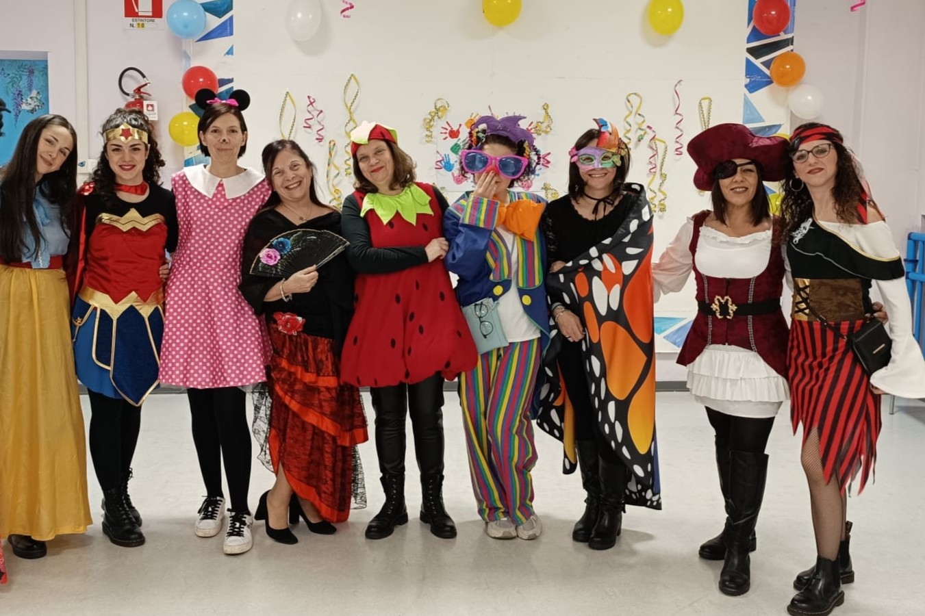 Le maestre della scuola in costume per il carnevale