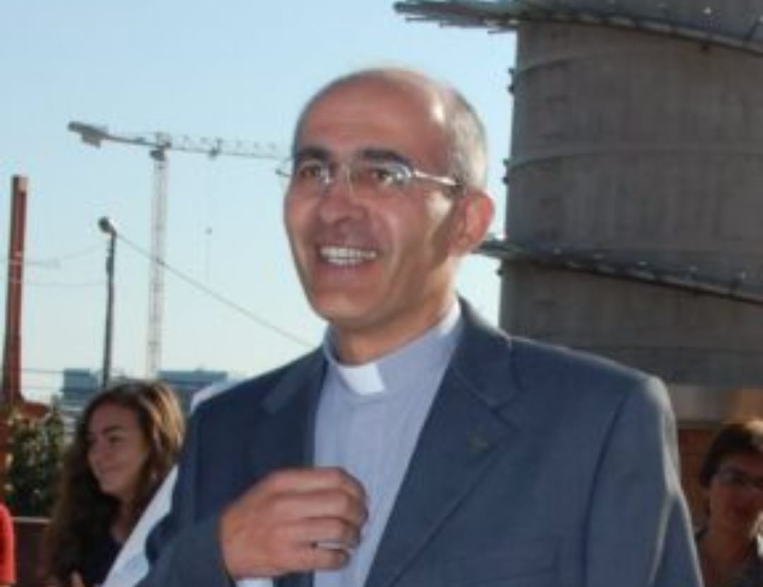 Ritratto di Don Mauro Giorda, attuale parroco della scuola